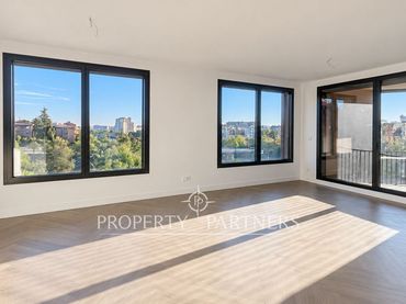 Penthouse with pool for sale in Calle Bausá
