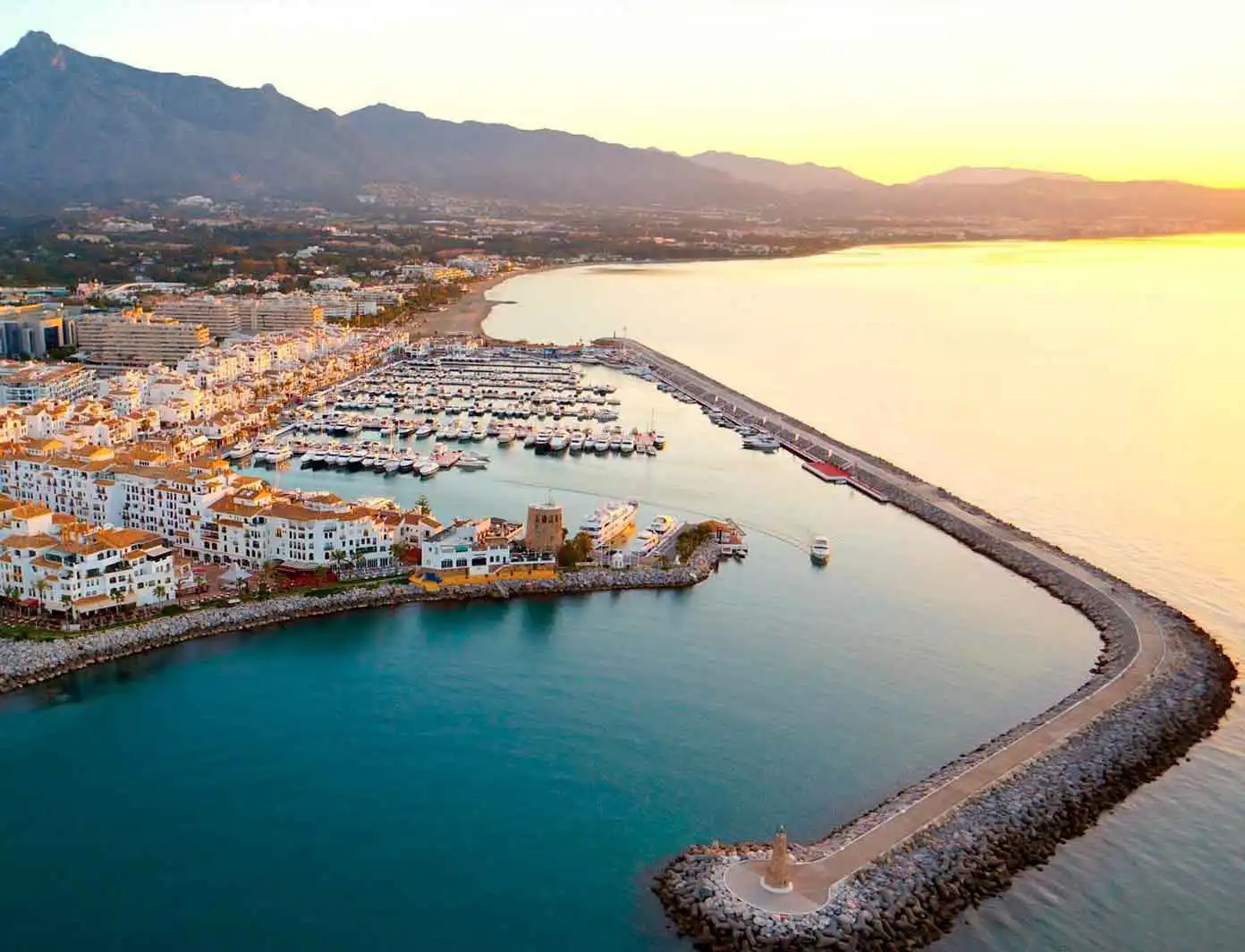 Vista exterior de Ático en venta en Marbella con Aire acondicionado, Calefacción y Terraza