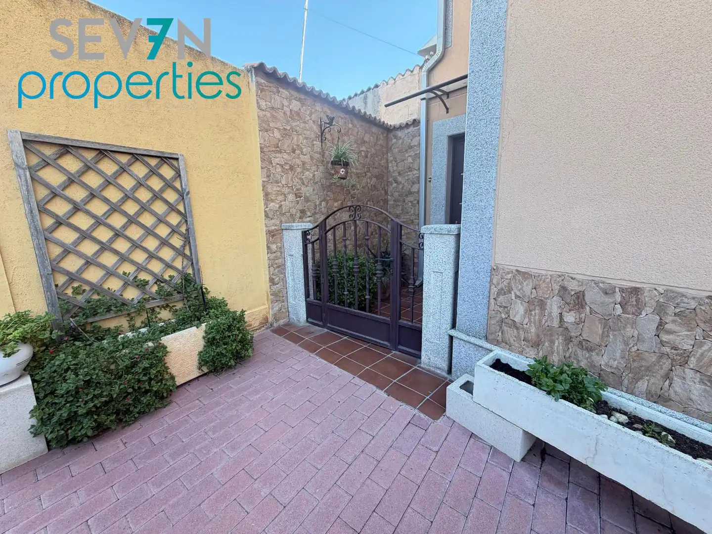Vista exterior de Casa adosada en venta en Novés con Calefacción, Jardín privado y Horno