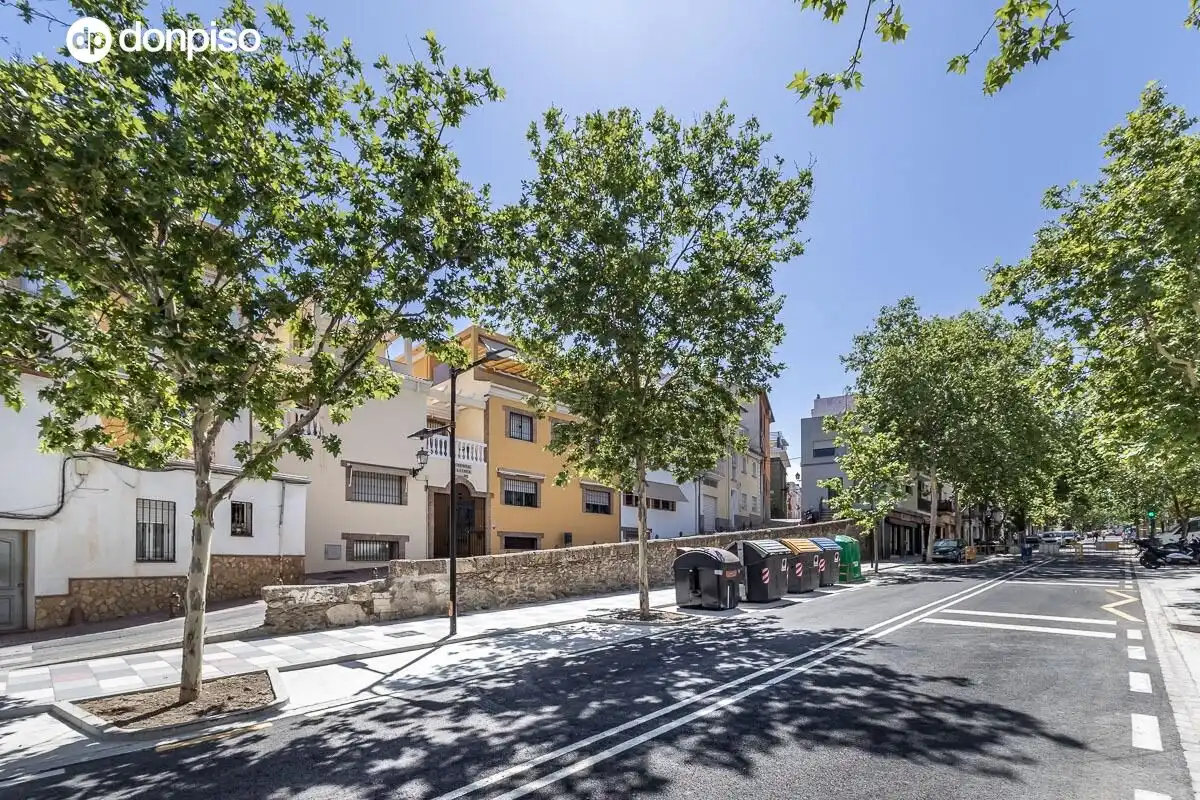 Vista exterior de Casa adosada en venda en Granada amb Aire condicionat i Terrassa