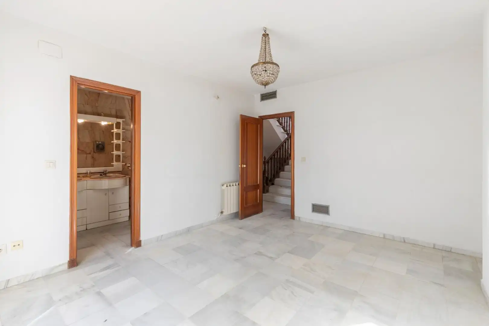 Casa adosada en venta en Granada con Calefacción, Terraza y Trastero