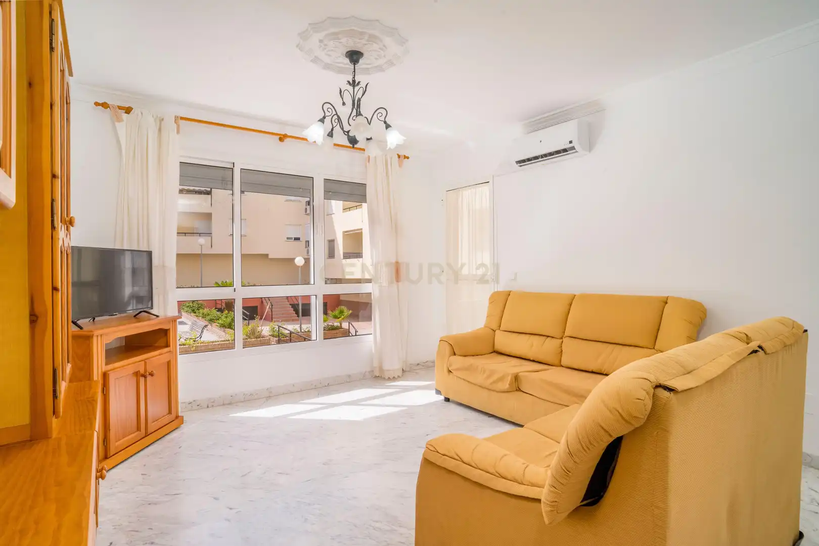 Sala d'estar de Pis en venda en Estepona amb Aire condicionat