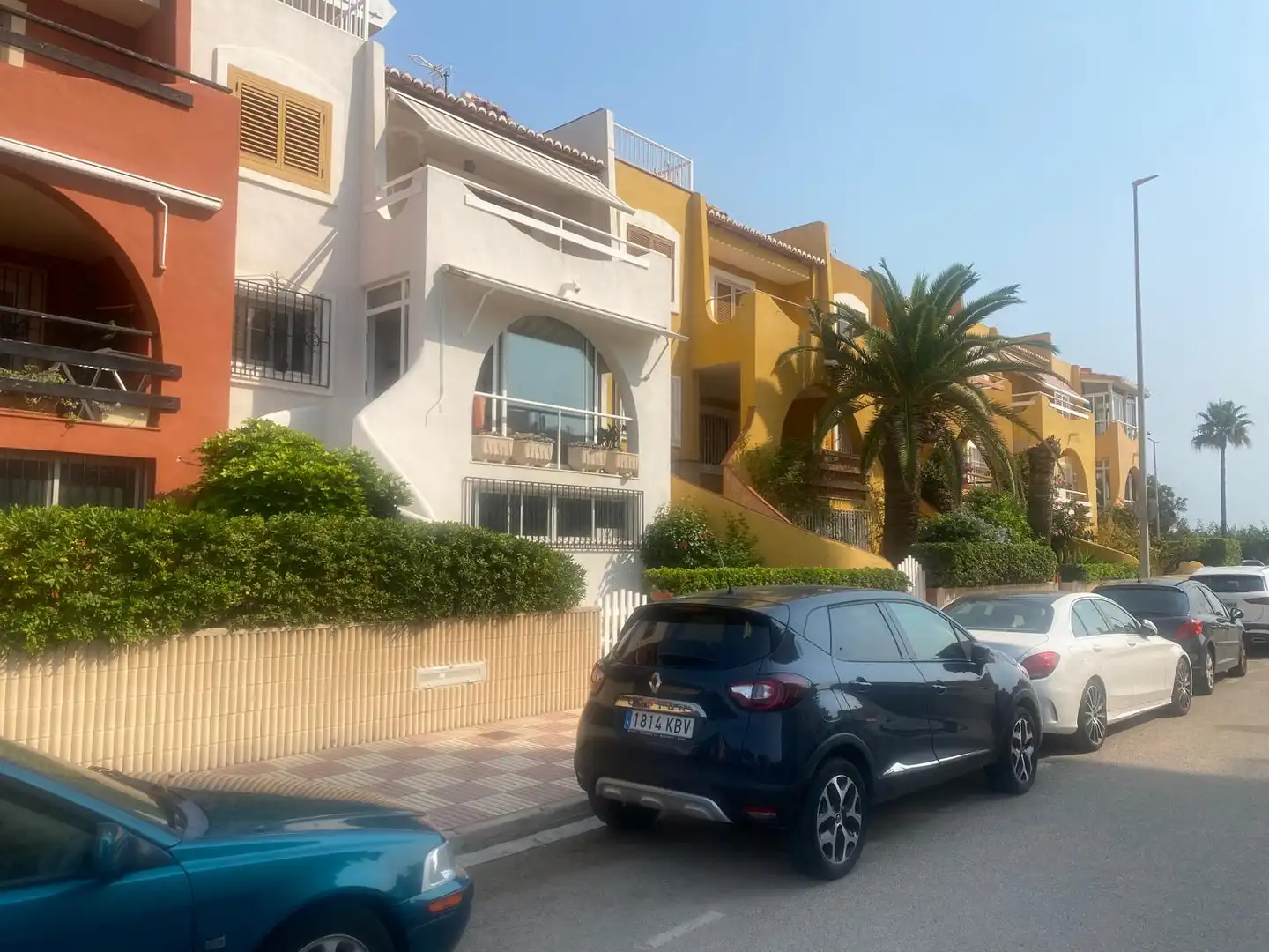 Außenansicht von Einfamilien-Reihenhaus zum Verkauf in Xeraco mit Terrasse, Balkon und Gemeinschaftspool