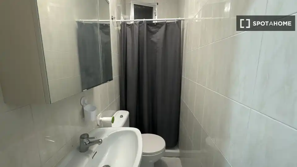 Bathroom of Flat for rent in Madrid  with Air Conditioner, Heating and Furnished
