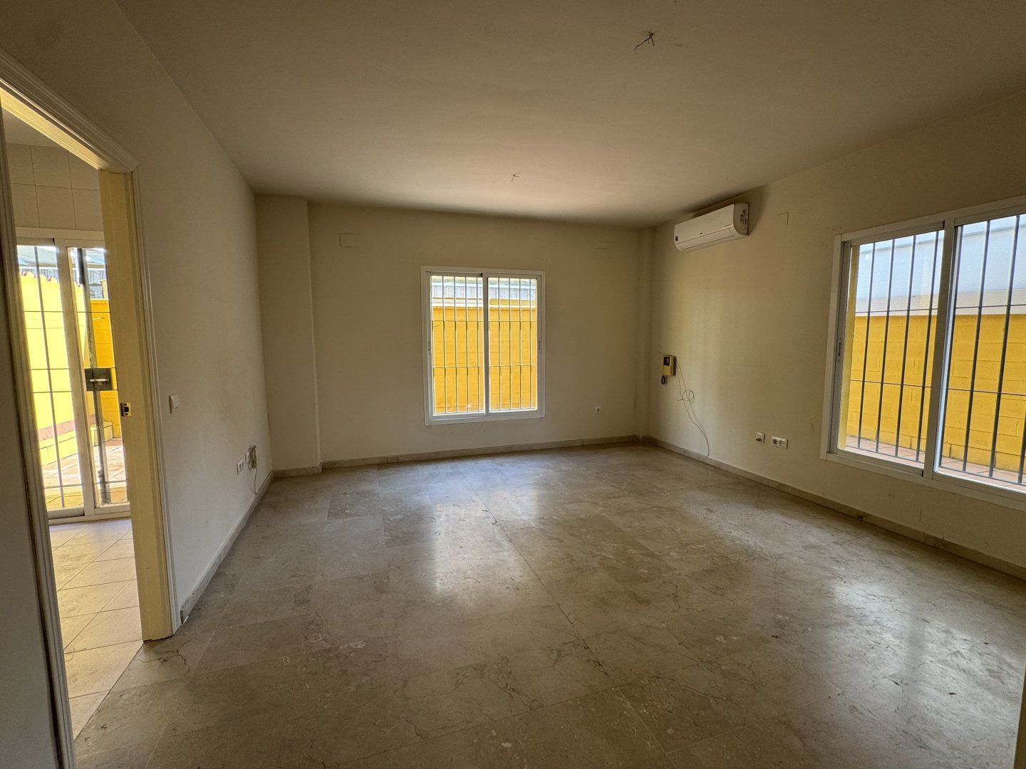 Casa adosada en venda en Gelves amb Aire condicionat i Terrassa