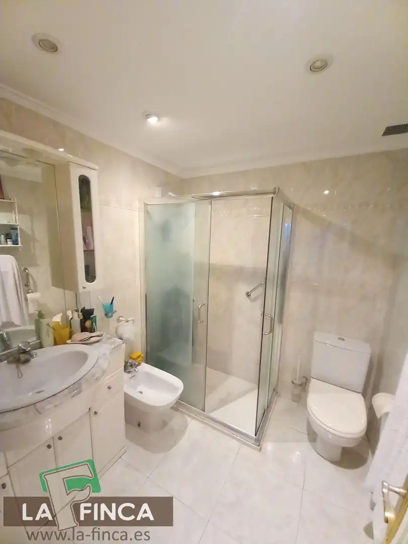 Bathroom of Flat for sale in Oviedo   with Storage room and Furnished
