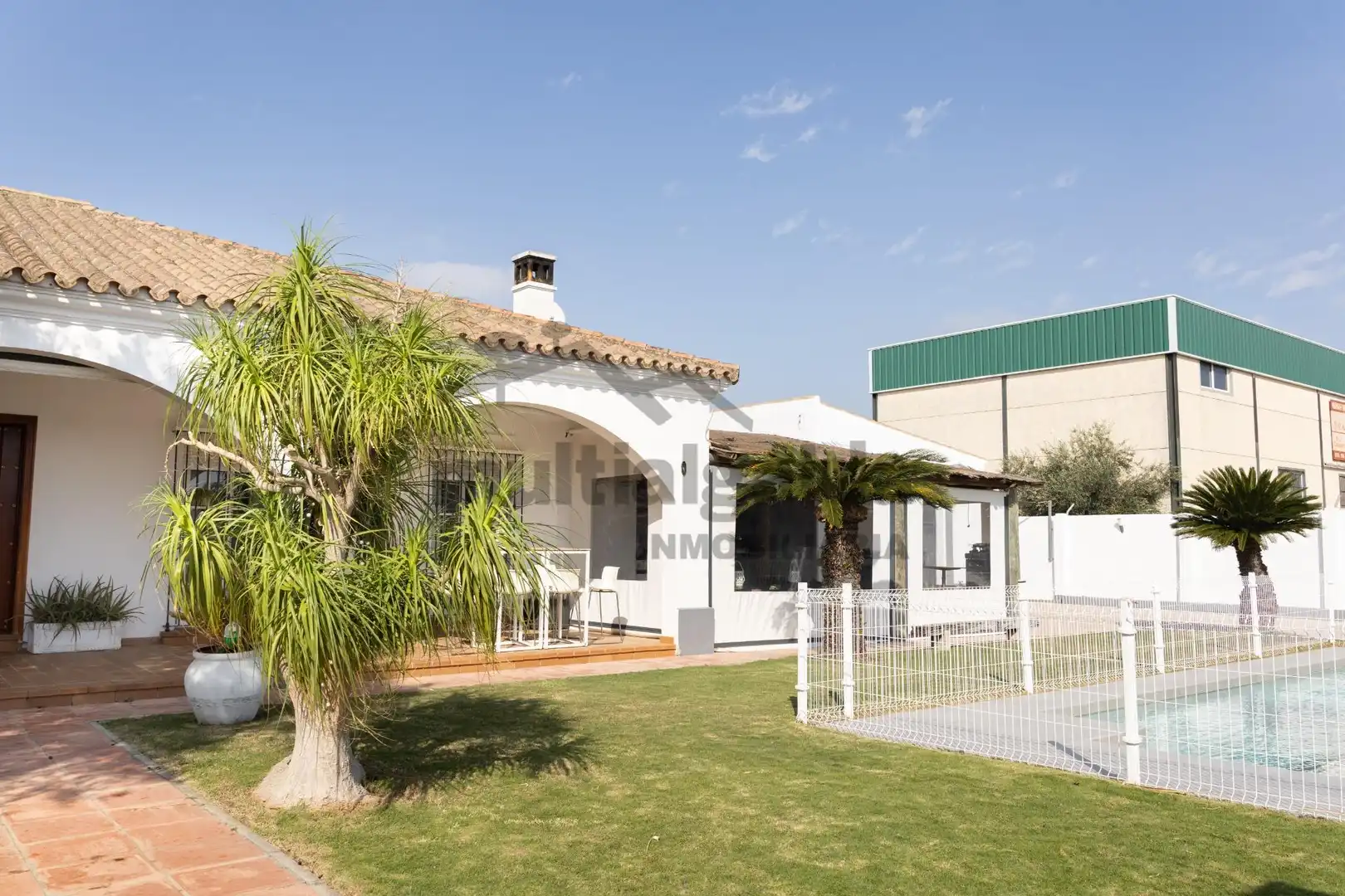 Vista exterior de Casa o xalet en venda en Sanlúcar de Barrameda amb Jardí privat, Terrassa i Traster
