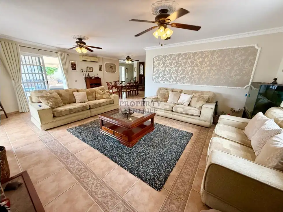 Sala de estar de Casa o chalet en venta en Arona con Terraza, Piscina y Amueblado