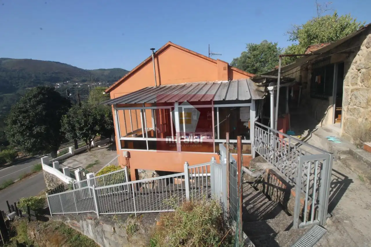 Vista exterior de Casa o xalet en venda en Crecente amb Calefacció, Jardí privat i Terrassa