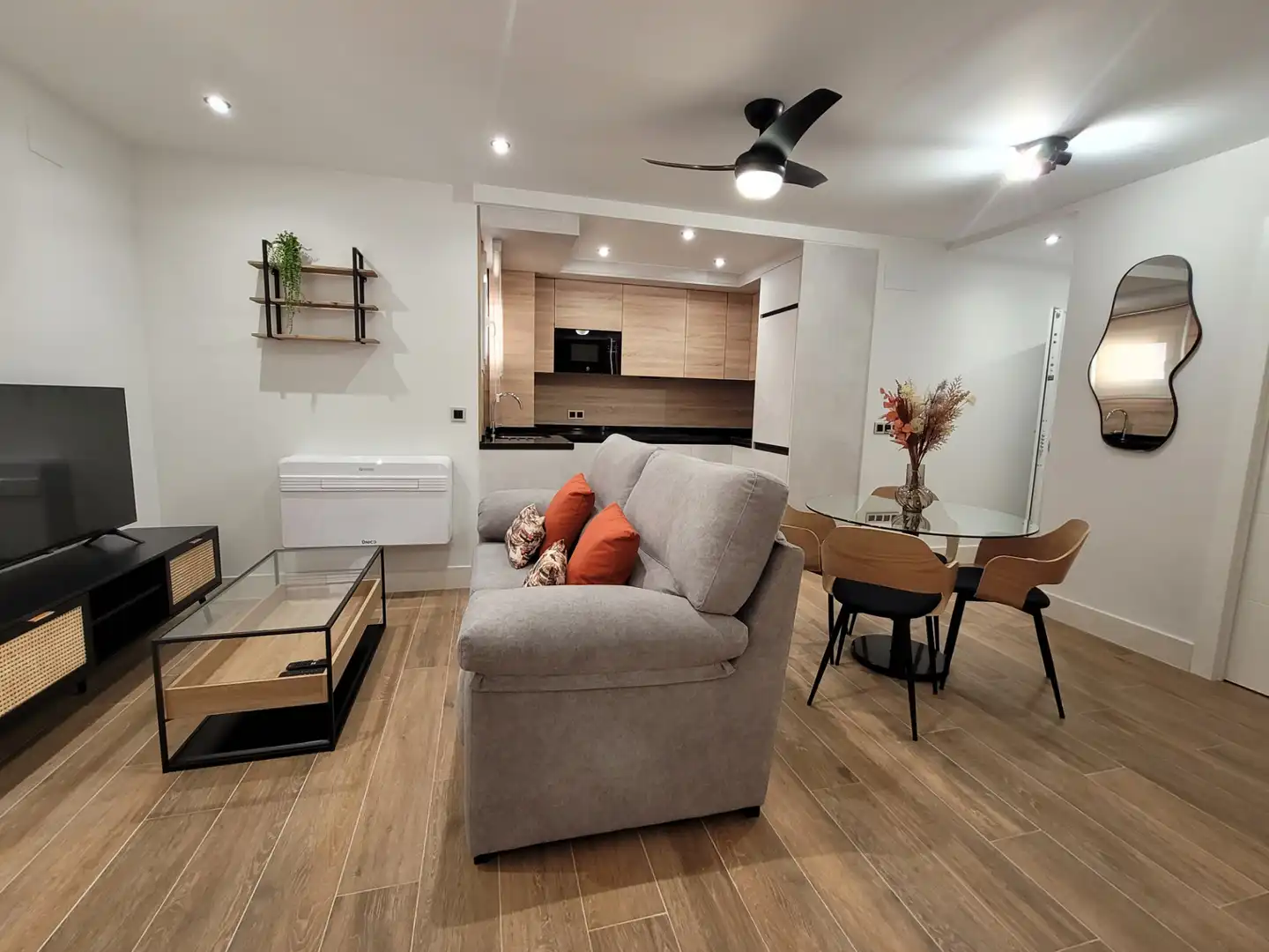 Sala d'estar de Apartament de lloguer en Málaga amb Aire condicionat, Calefacció i Moblat