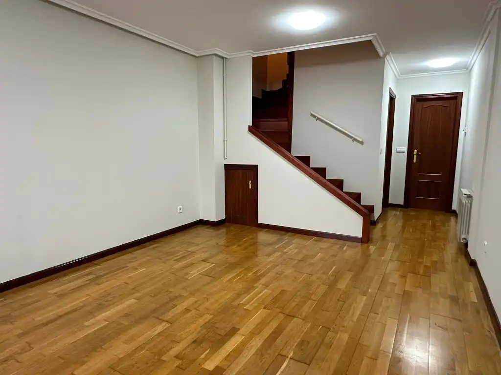 Casa adosada en venda en Gijón  amb Calefacció, Parquet i Terrassa