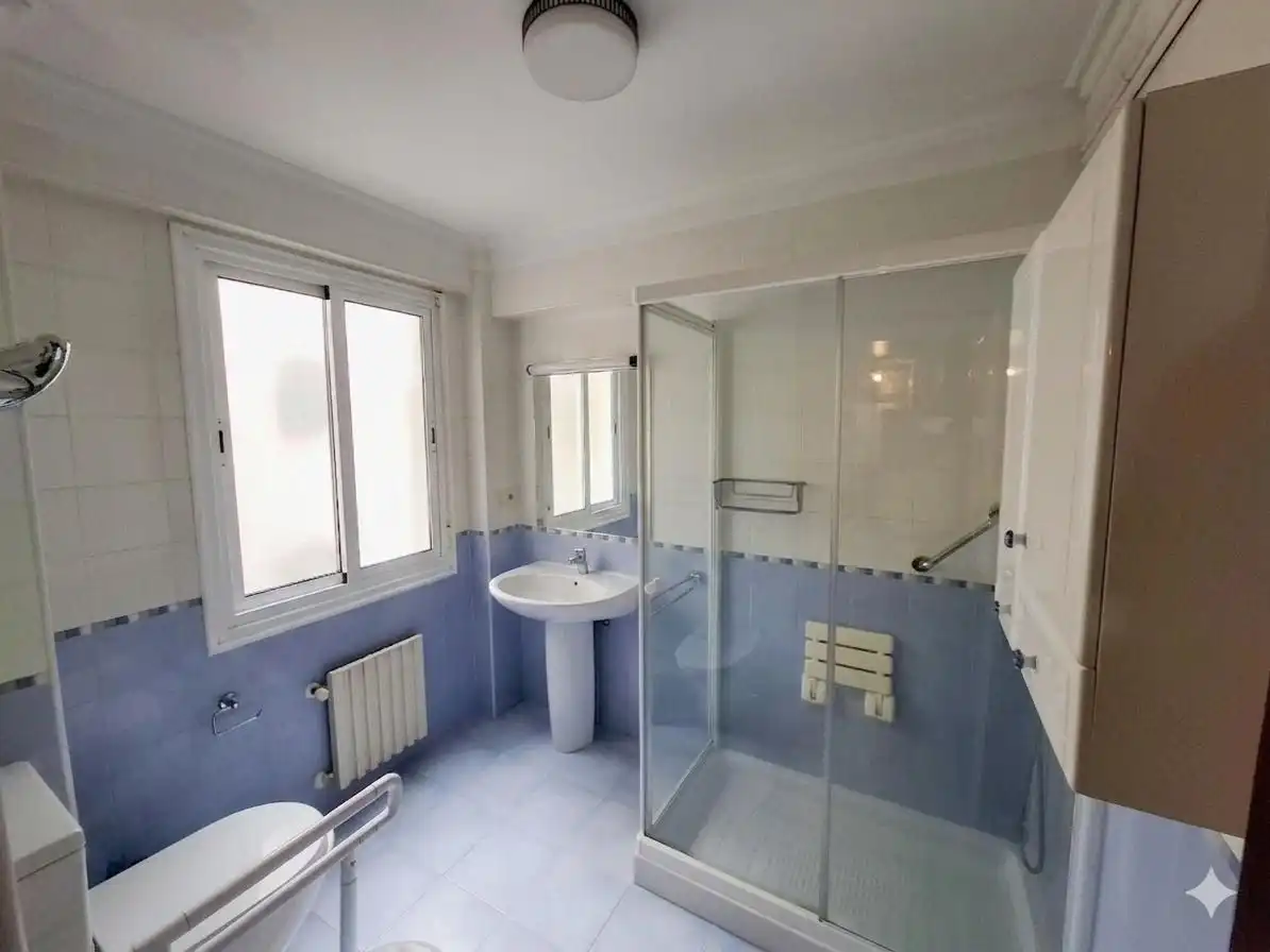 Bathroom of Flat for sale in Vigo   with Terrace and Balcony
