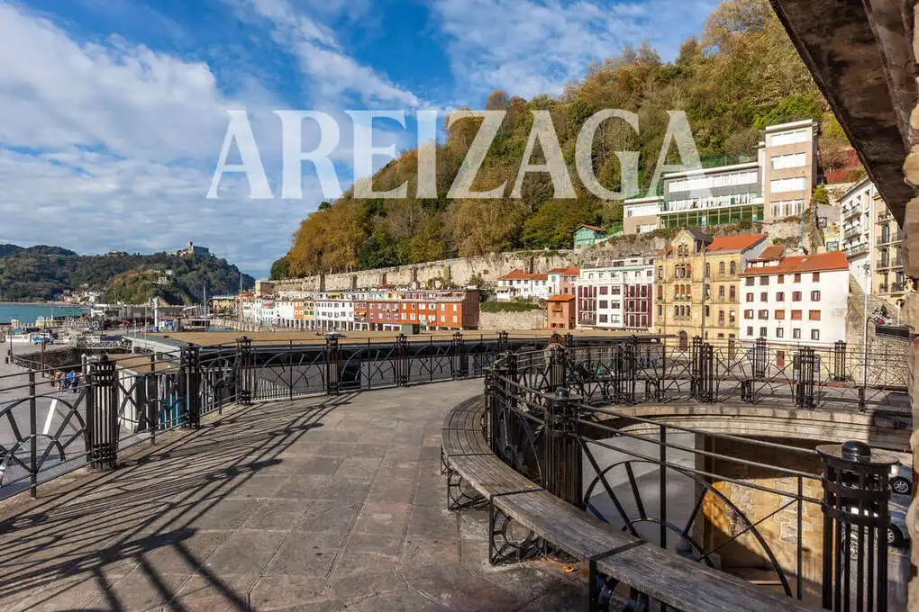 Vista exterior de Pis en venda en Donostia - San Sebastián  amb Calefacció