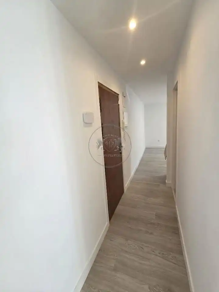 Flat for sale in Madrid  with Air Conditioner and Alarm