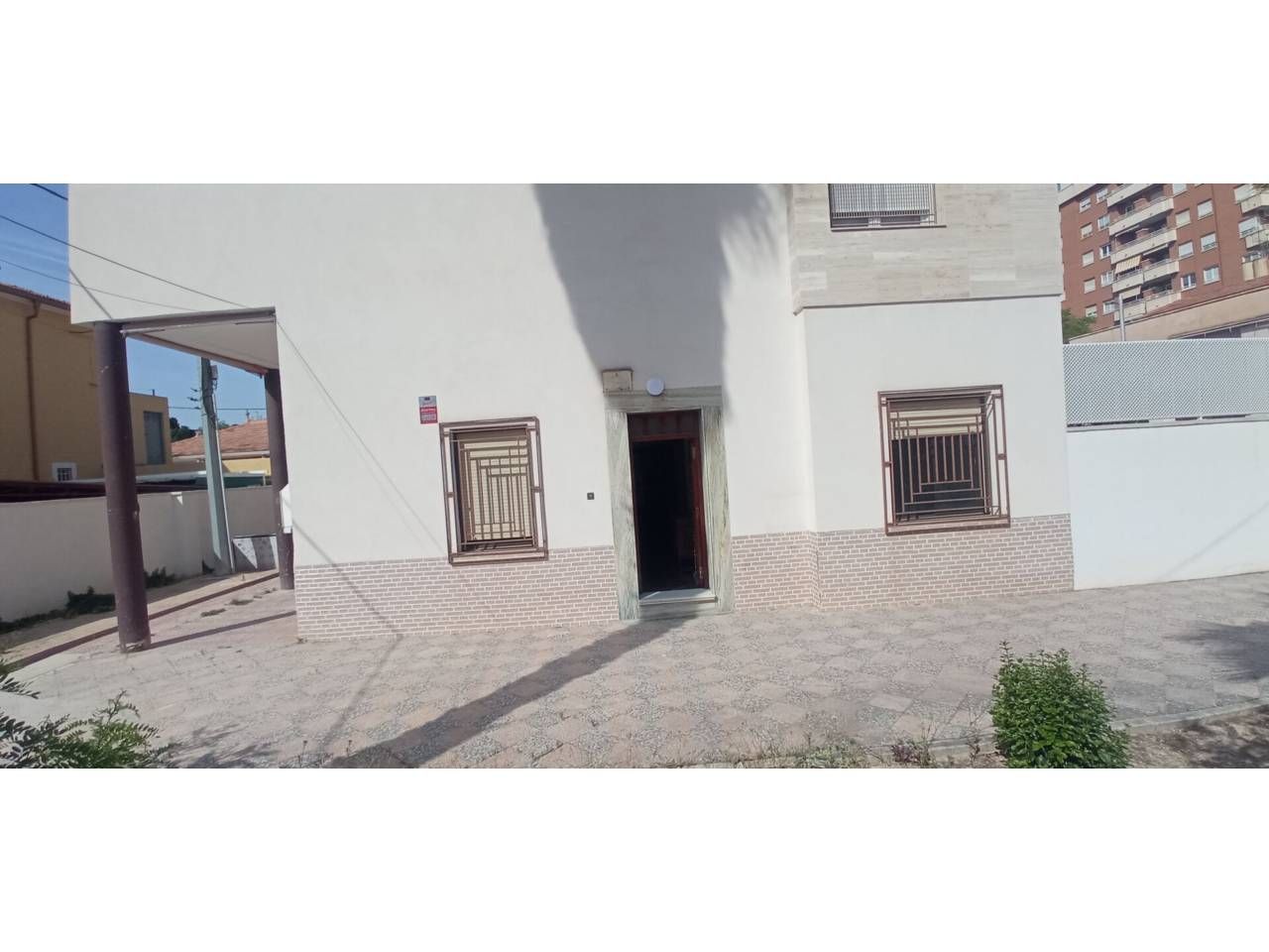 Vista exterior de Casa adosada en venda en Elda amb Jardí privat