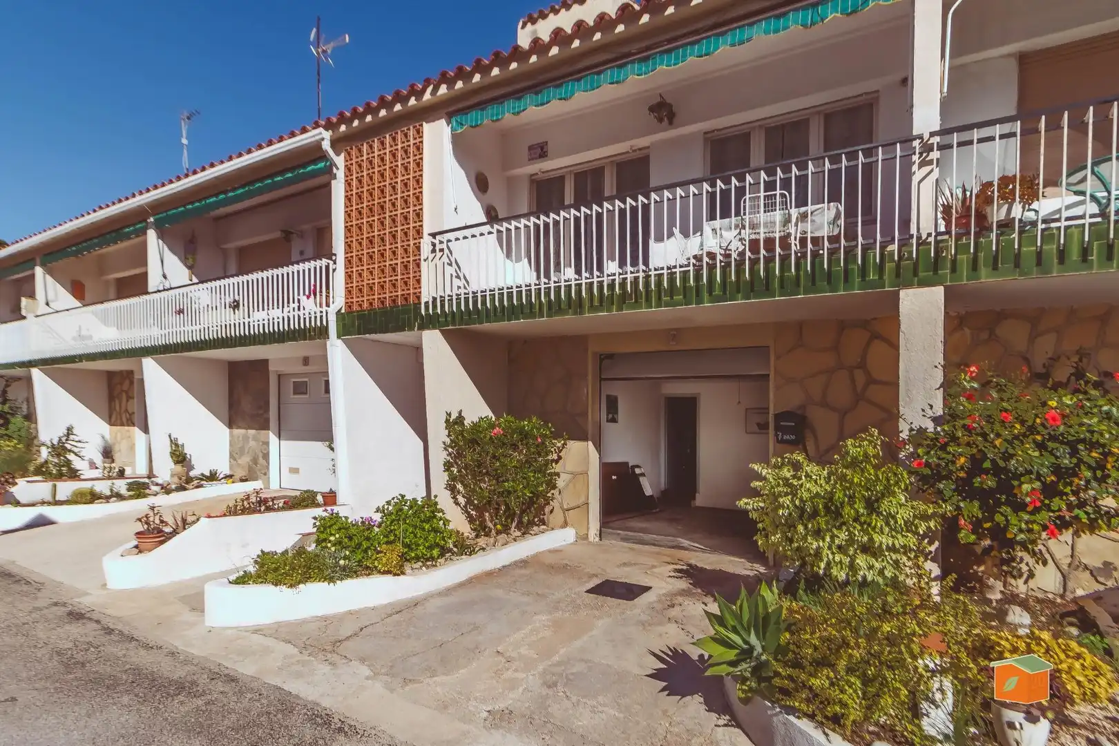 Vista exterior de Casa adosada en venda en Alcanar amb Jardí privat, Terrassa i Moblat