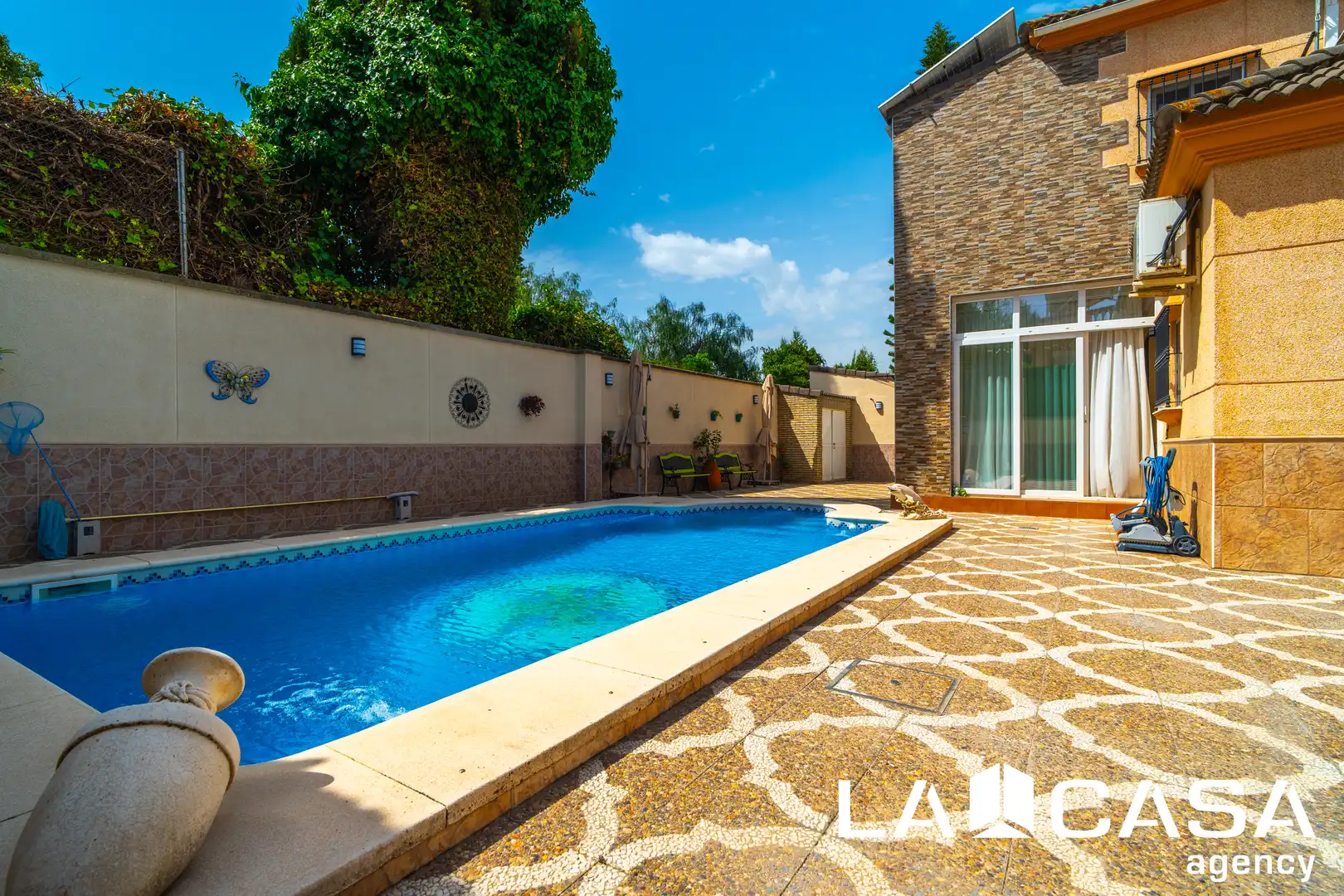 Chalet con piscina en venta en Cerros de Montequinto