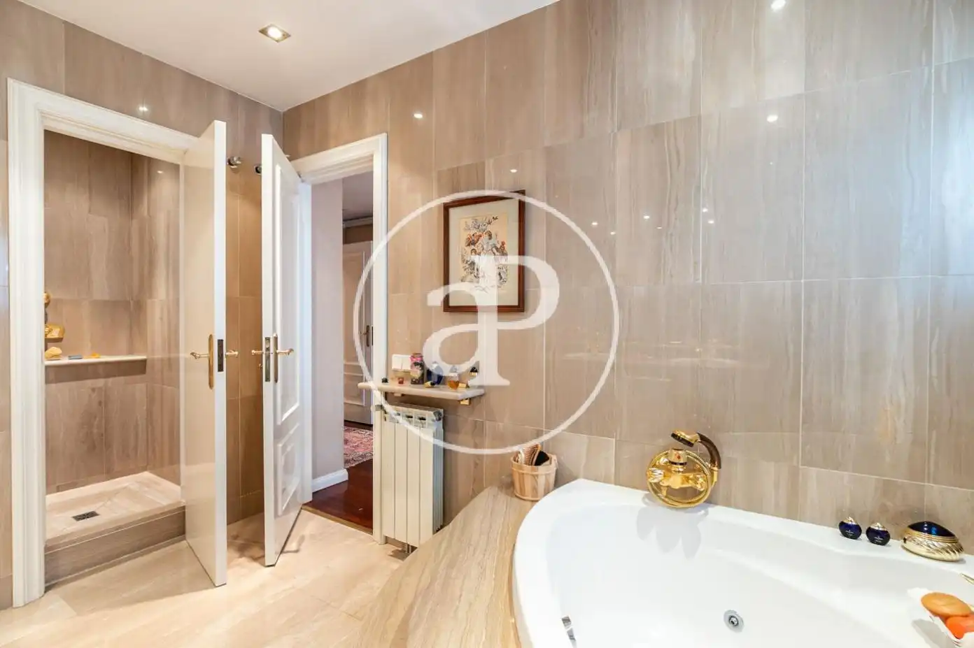 Badezimmer von Einfamilien-Reihenhaus zum Verkauf in Barcelona mit Klimaanlage, Heizung und Privatgarten