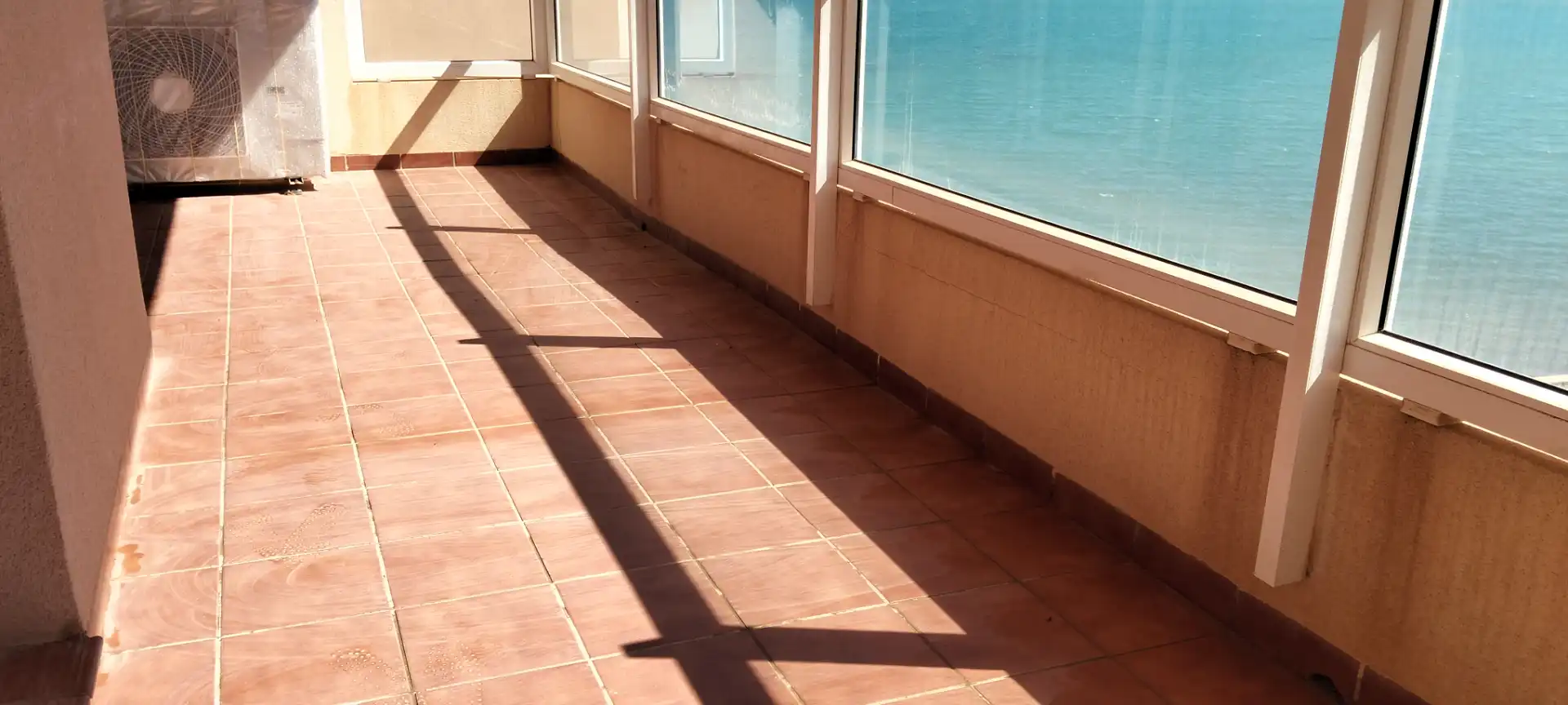 Terrasse von Wohnung zum Verkauf in La Manga del Mar Menor mit Klimaanlage, Heizung und Privatgarten