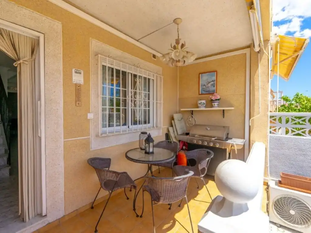 Terrasse von Einfamilien-Reihenhaus zum Verkauf in Torrevieja mit Klimaanlage, Privatgarten und Schwimmbad