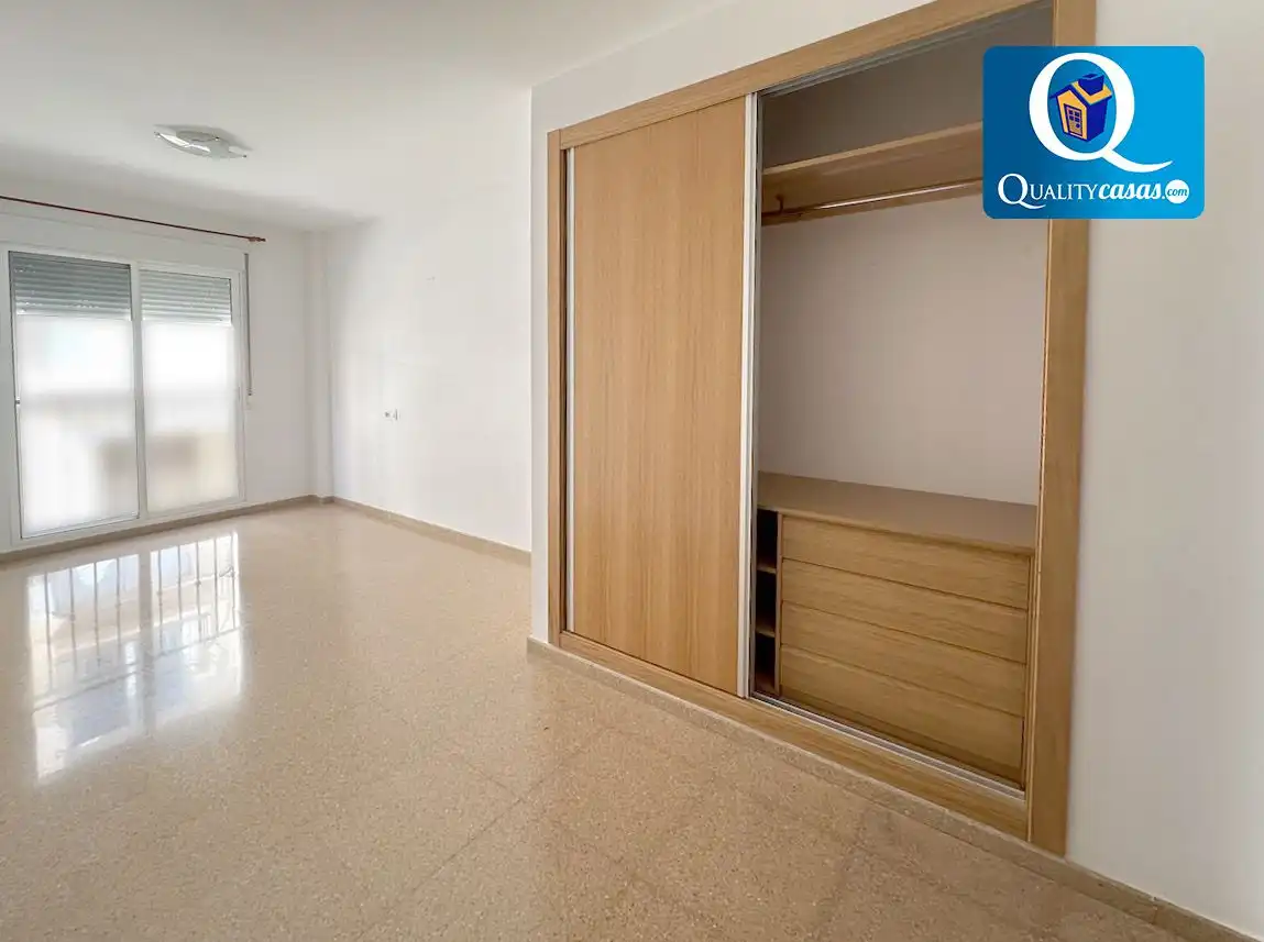 Habitación de Piso en venta en Alicante / Alacant con Terraza y Trastero