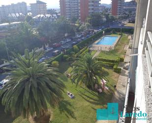 Piscina de Pis de lloguer en Laredo amb Terrassa, Moblat i Piscina comunitària