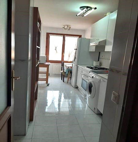 Cuina de Pis en venda en Oviedo  amb Calefacció i Traster