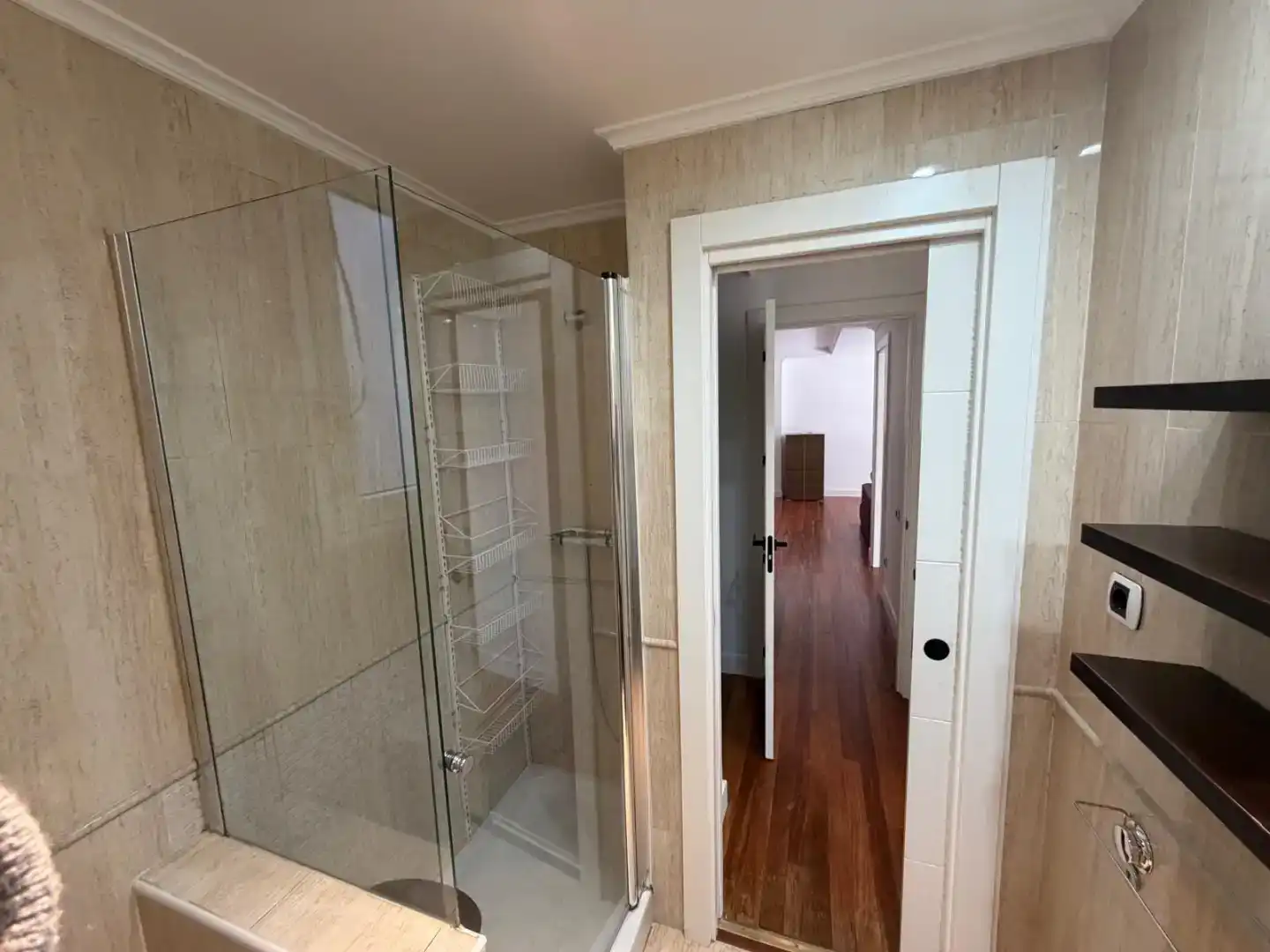 Badezimmer von Erdgeschoss zur Miete in Castro-Urdiales mit Privatgarten, Parkett und Schwimmbad