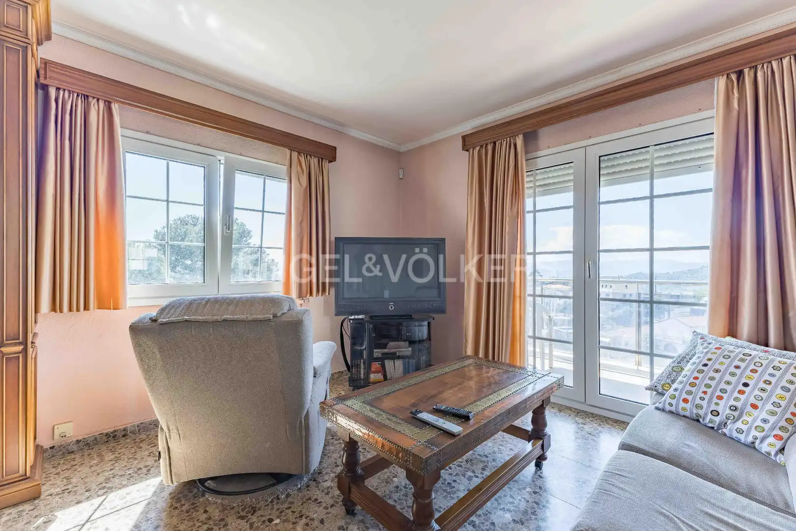 Sala de estar de Casa o chalet en venta en Esplugues de Llobregat con Aire acondicionado, Calefacción y Jardín privado