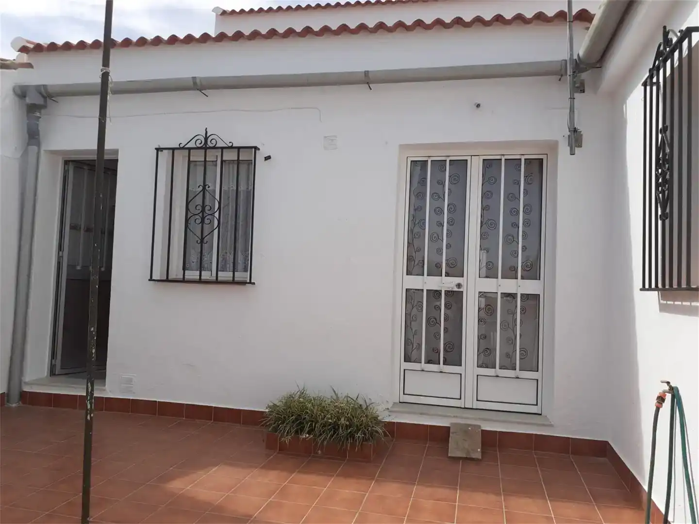 Vista exterior de Casa adosada en venda en El Almendro amb Jardí privat i Moblat