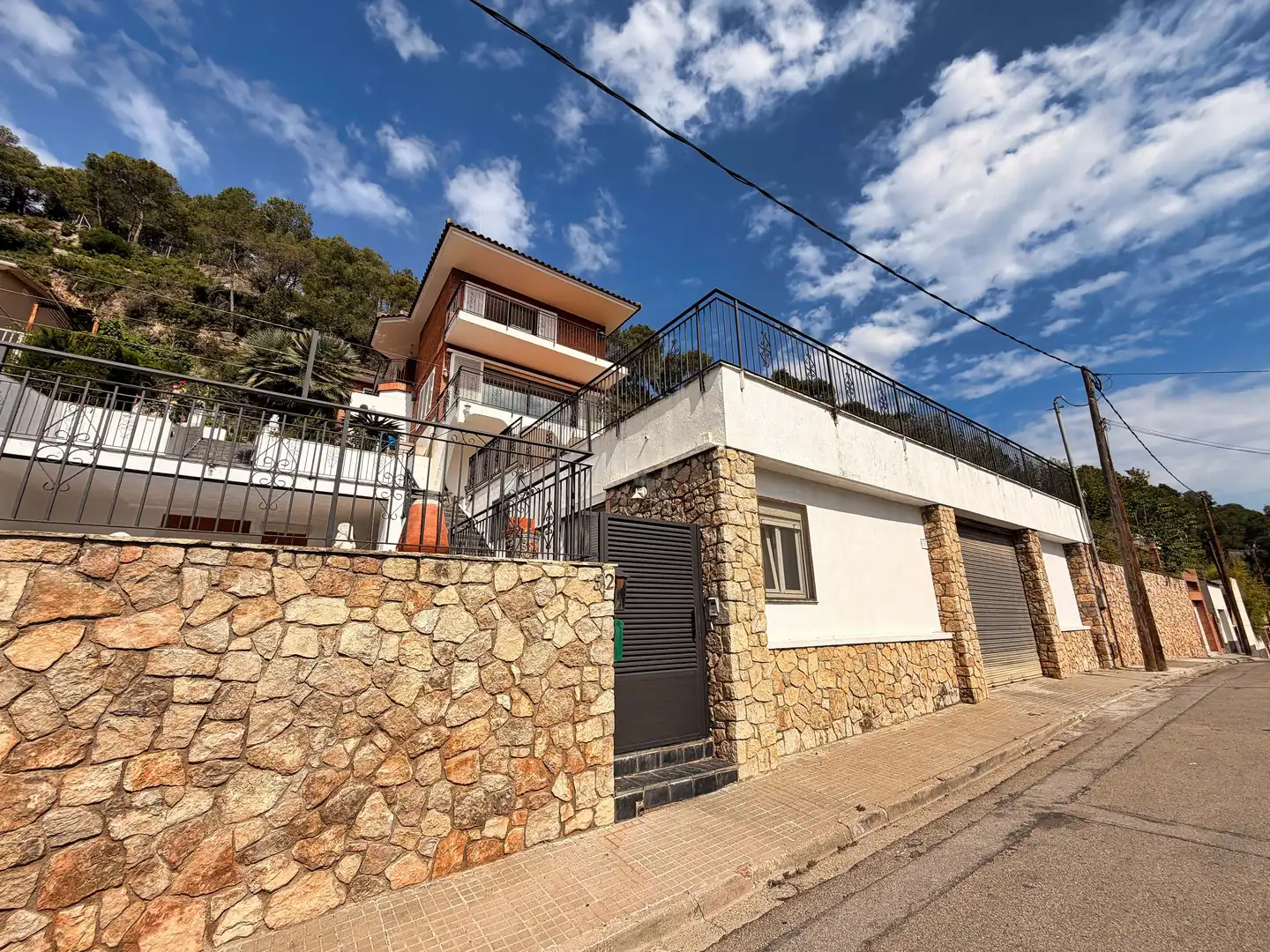 Vista exterior de Casa o chalet en venta en Vallirana con Aire acondicionado, Calefacción y Terraza