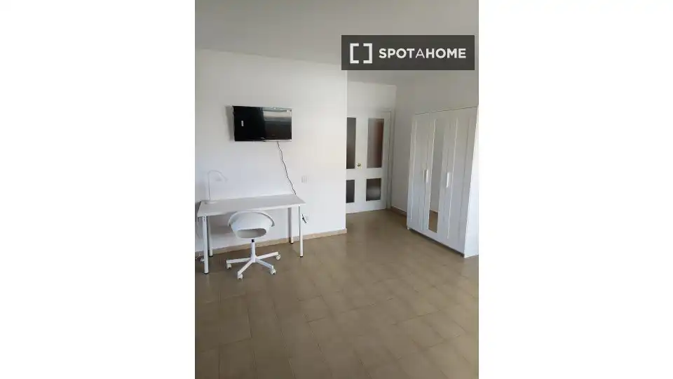 Bedroom of Flat for share in Almería  with Air Conditioner, Heating and Furnished