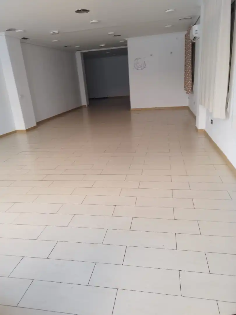 Local comercial en alquiler en Calle Santa Marta, imagen 5
