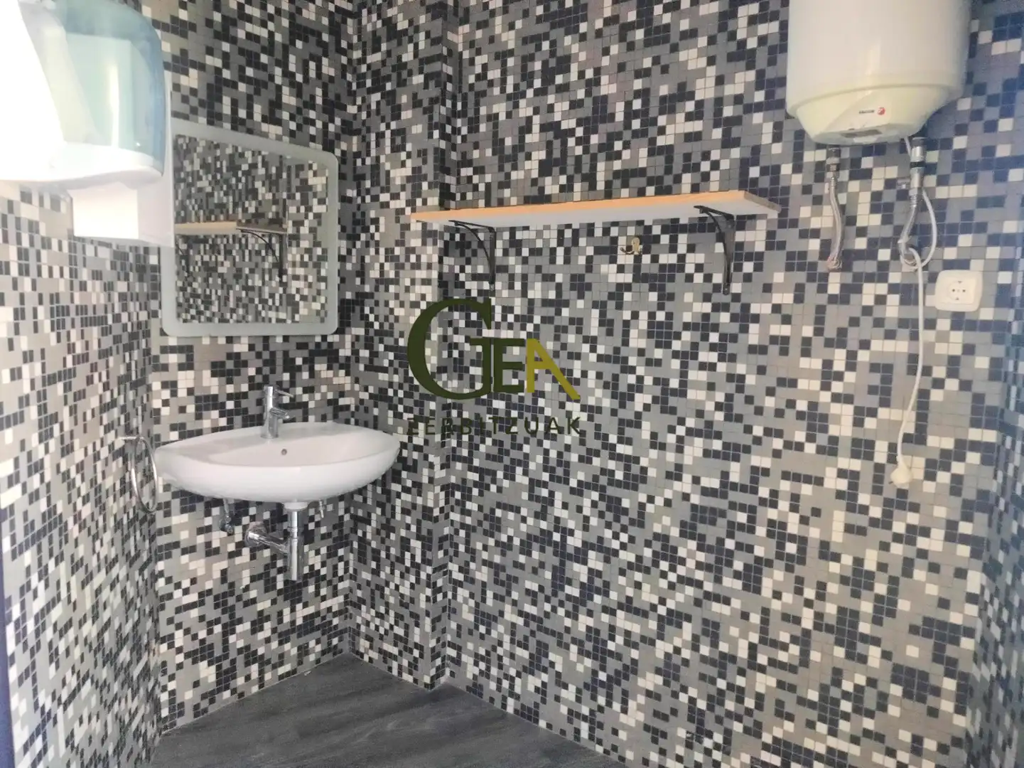 Badezimmer von Geschaftsraum zum Verkauf in Hernani mit Klimaanlage