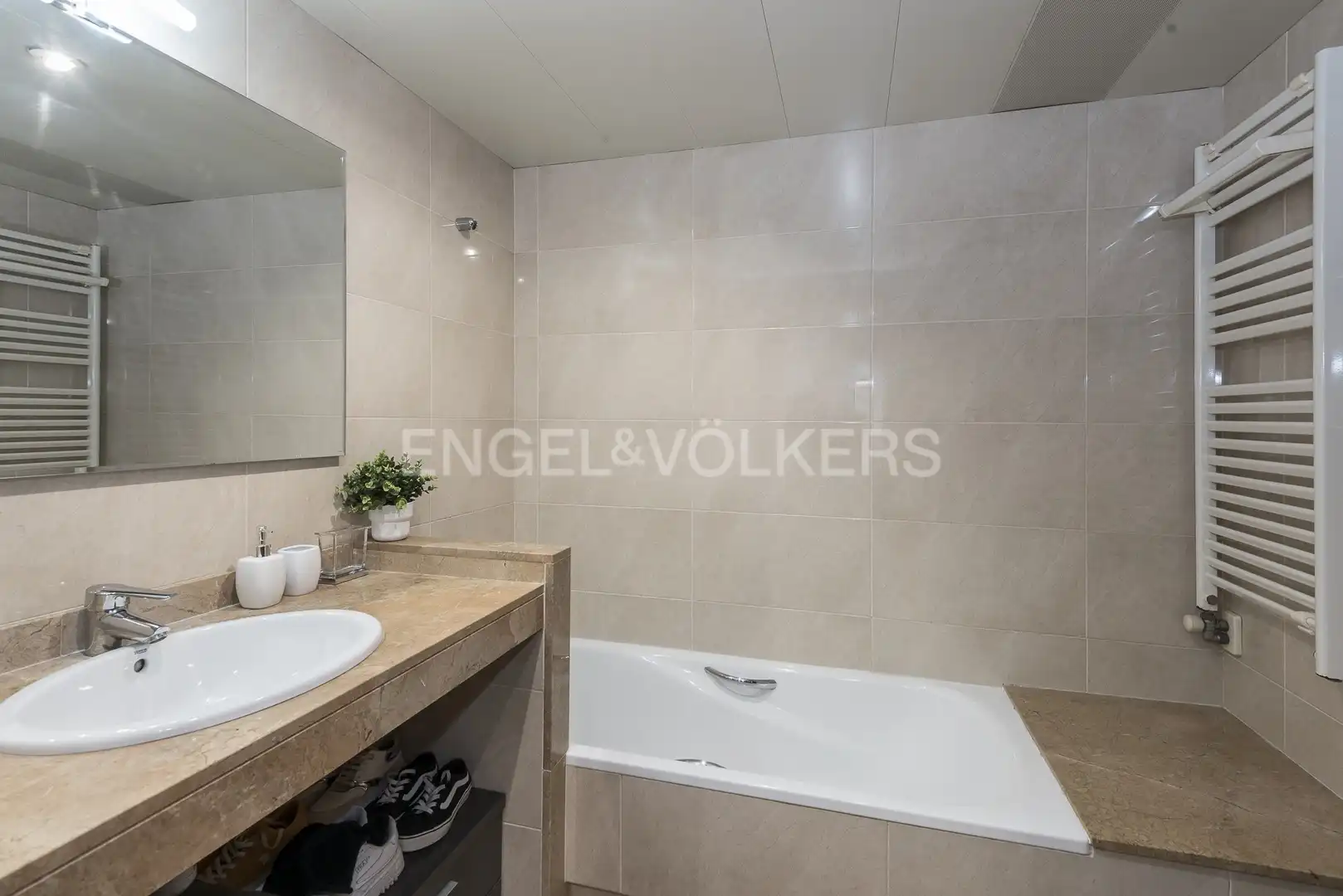 Bathroom of Flat for sale in Vilanova i la Geltrú  with Air Conditioner, Heating and Private garden