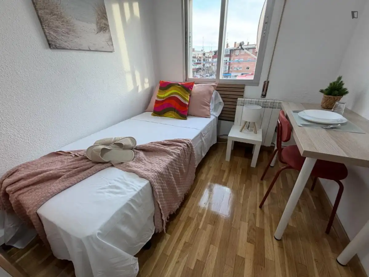 Habitación de Apartamento para compartir en Madrid con Aire acondicionado, Calefacción y Amueblado
