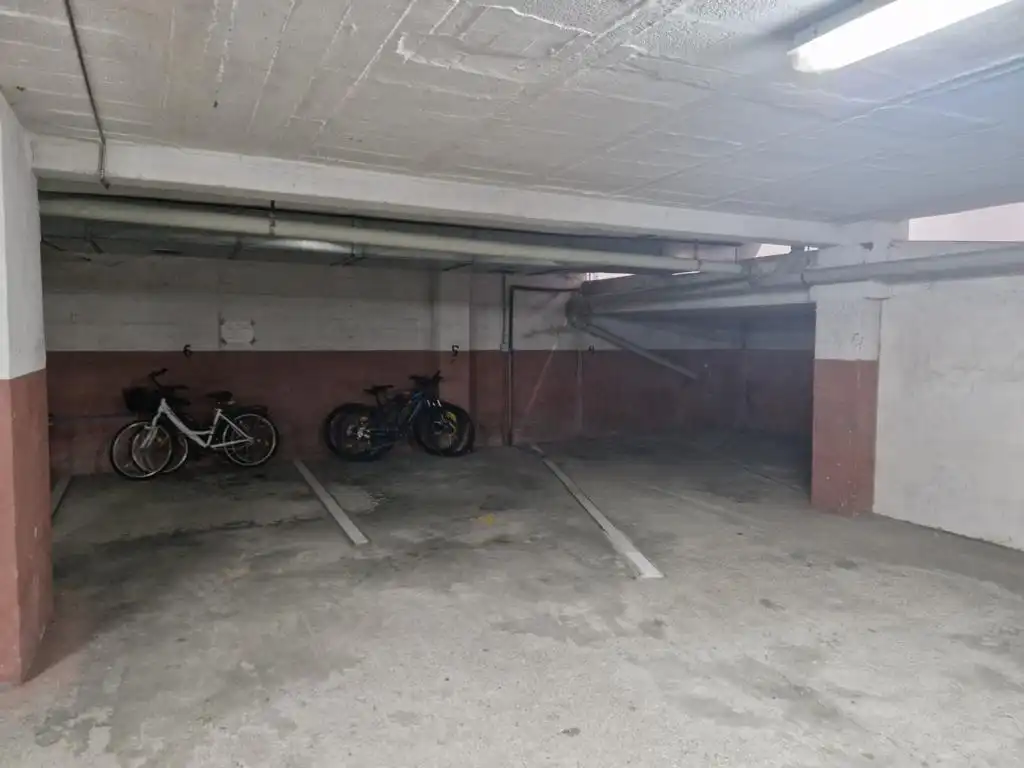 Parkplatz von Garage zum Verkauf in Boiro