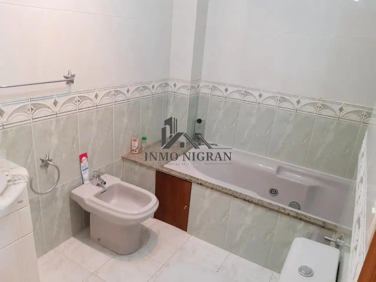 Badezimmer von Wohnungen zur Miete in Nigrán mit Möbliert