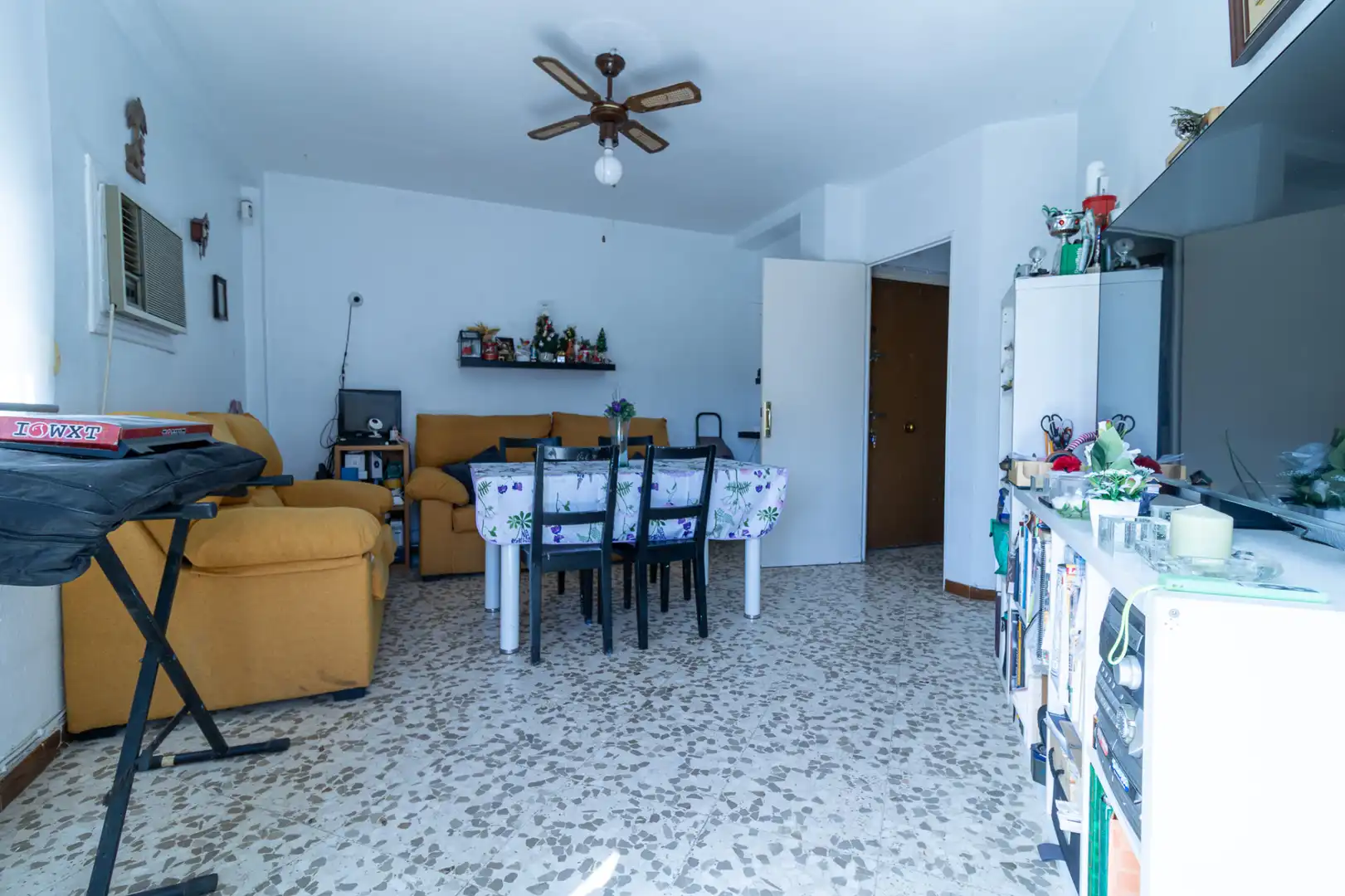 Living room of Flat for sale in Sevilla  with Air Conditioner, Heating and Furnished