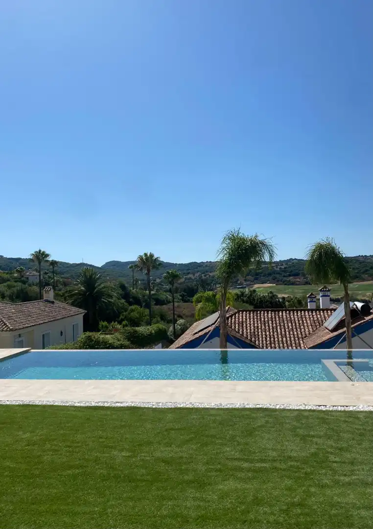 Schwimmbecken von Haus oder Chalet zur Miete in Sotogrande mit Klimaanlage, Privatgarten und Terrasse