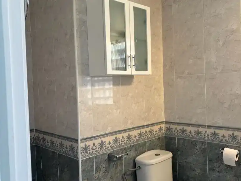Bany de Pis de lloguer en Orihuela amb Aire condicionat, Jardí privat i Moblat