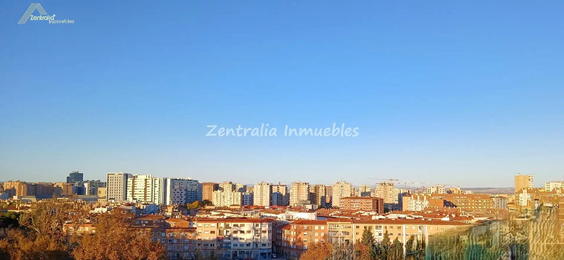 Vista exterior de Àtic en venda en Zaragoza amb Terrassa, Traster i Piscina comunitària