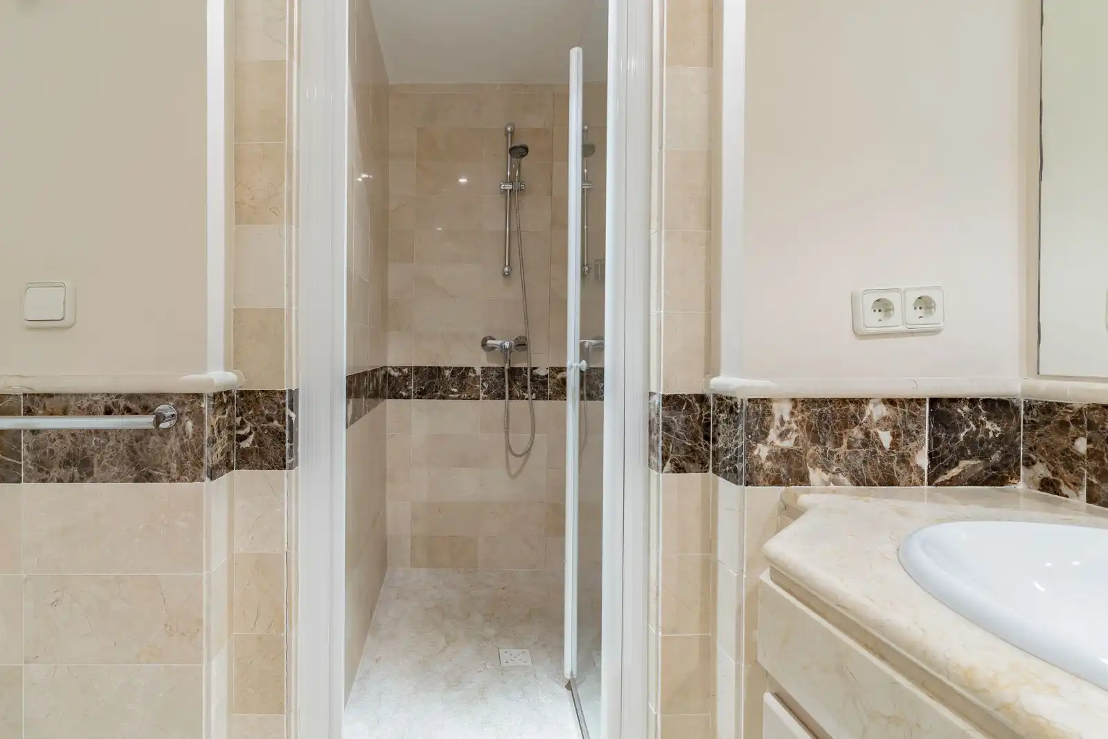 Bany de Apartament en venda en Marbella amb Aire condicionat, Jardí privat i Terrassa