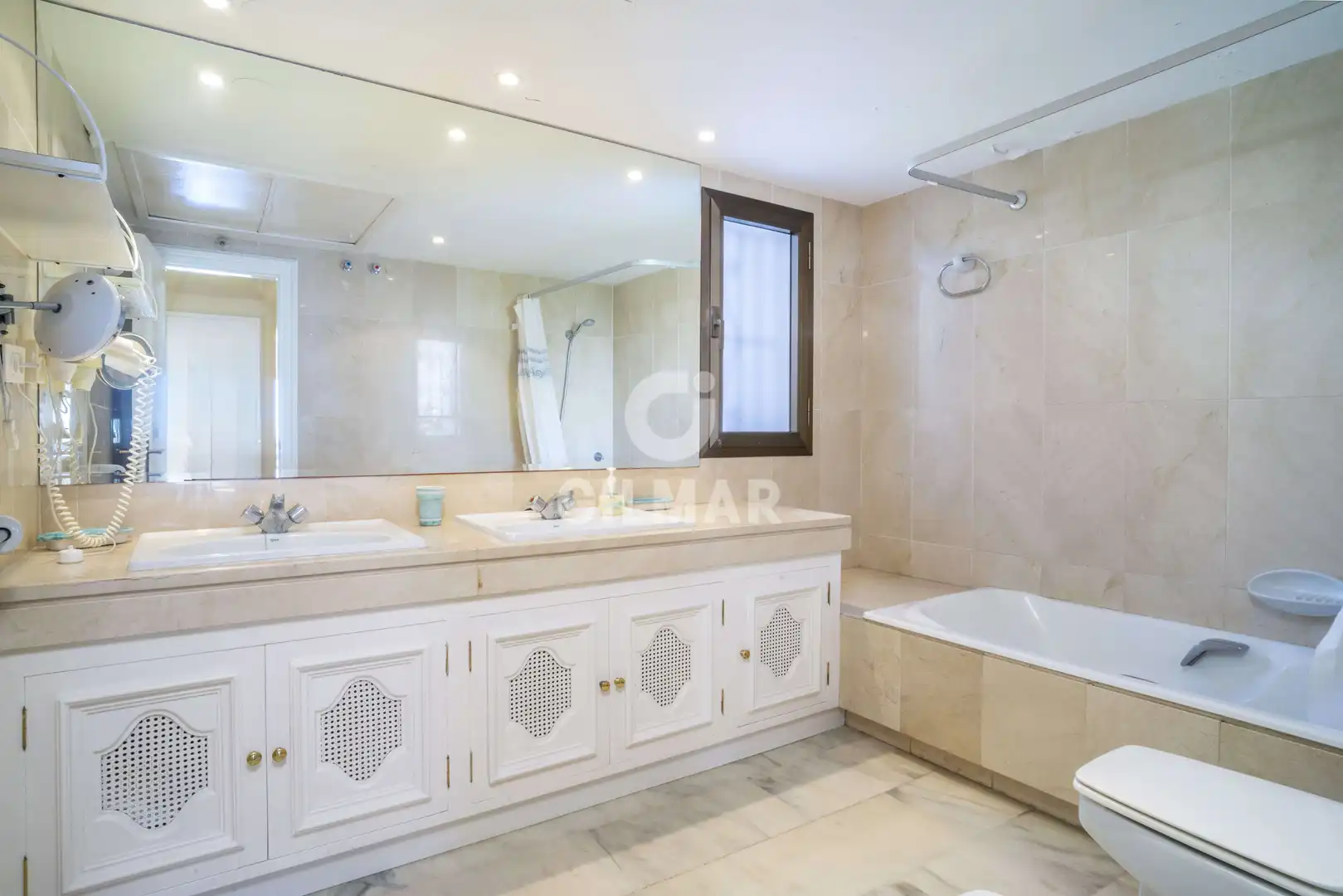 Badezimmer von Einfamilien-Reihenhaus zum Verkauf in Marbella mit Heizung, Privatgarten und Schwimmbad