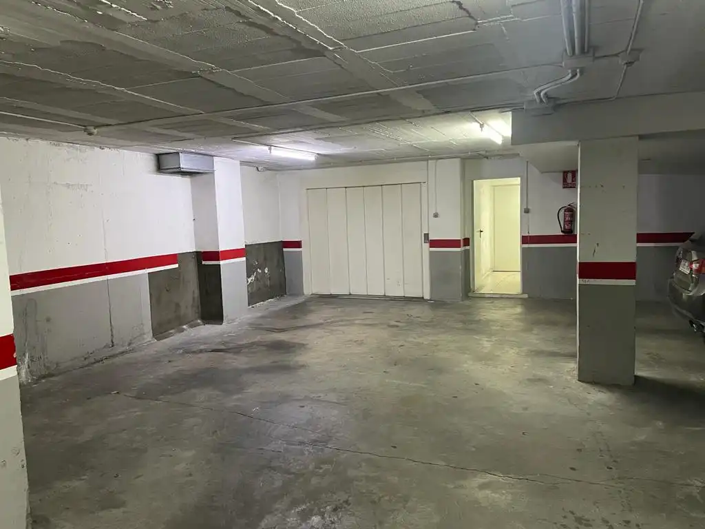 Parking with lift for sale in Carrer de Castella, imagen 4