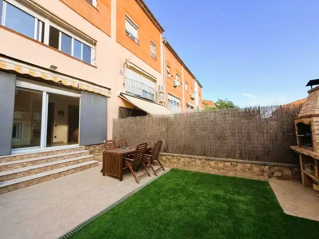 Terrassa de Casa adosada en venda en Badalona amb Calefacció, Jardí privat i Traster
