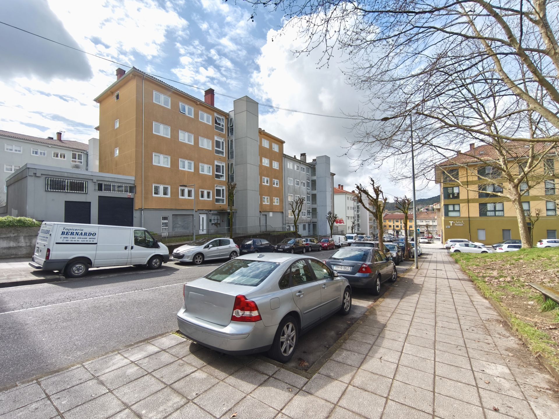 Außenansicht von Wohnung zum Verkauf in Santiago de Compostela  mit Terrasse, Abstellraum und Möbliert