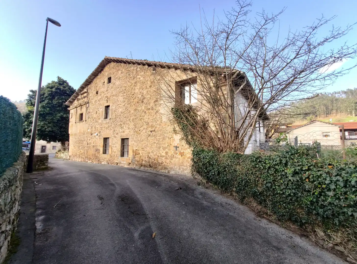 Vista exterior de Casa o xalet en venda en Los Corrales de Buelna  amb Jardí privat