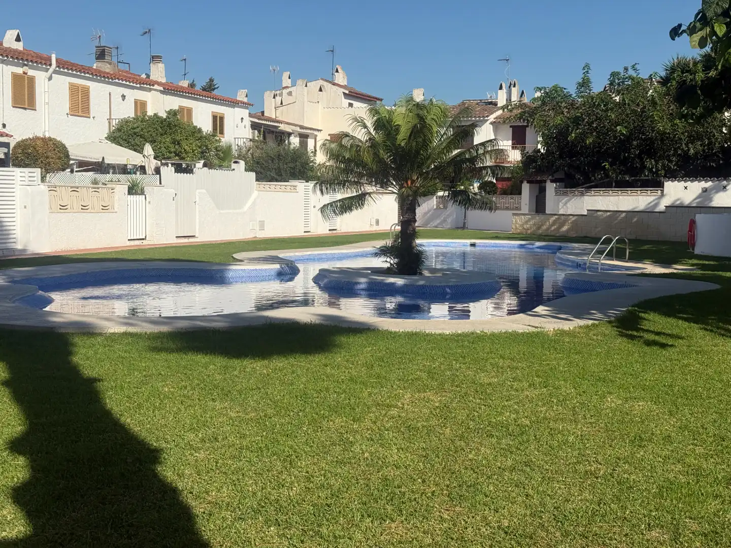 Schwimmbecken von Einfamilien-Reihenhaus zum Verkauf in Creixell mit Klimaanlage, Heizung und Terrasse