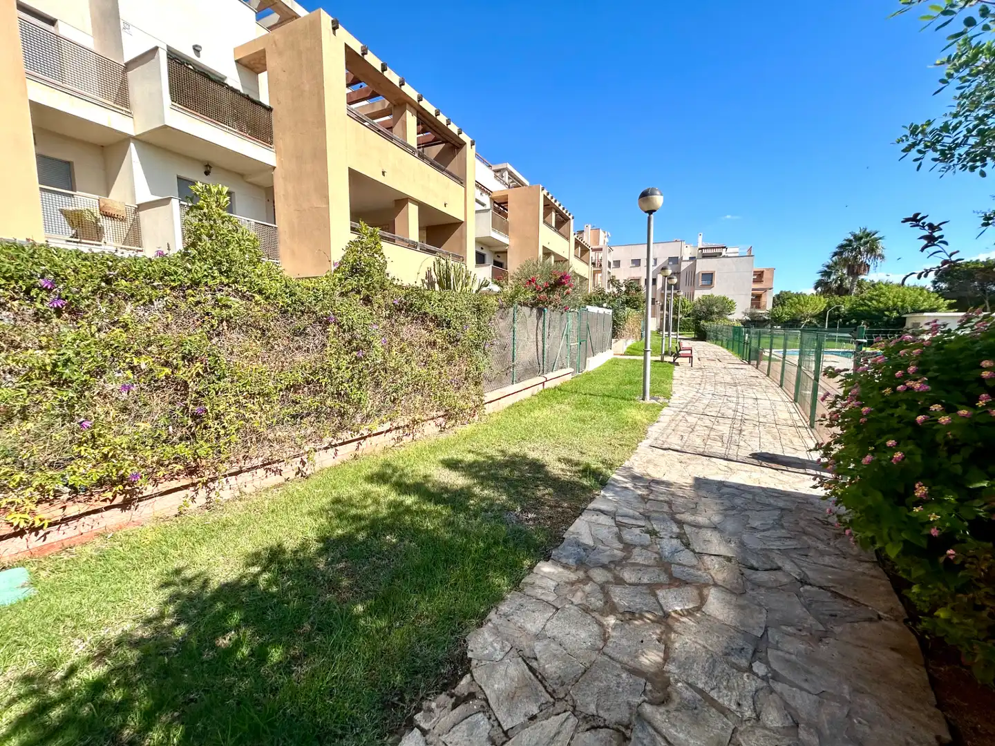 Außenansicht von Wohnungen zum Verkauf in Almería mit Terrasse, Abstellraum und Gemeinschaftspool